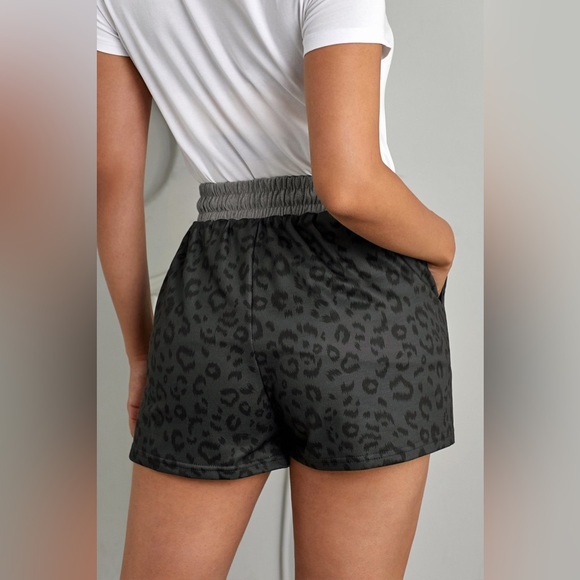 💫 Leopard Print Drawstring Waist Shorts with Pockets - Picture 2 of 5